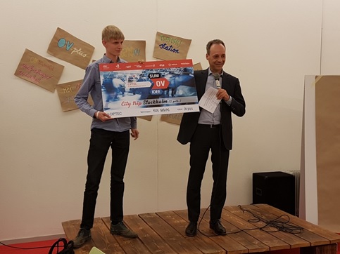 The audience award won by Mark Hartgring with his idea OV seats (left). He received the award from Lodewijk Lacroix of the metropolitan region Rotterdam The Hague. 